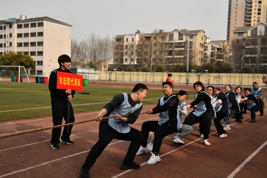 3月7日下午,宜城法院十余名干警来到宜城市第二中学,参加"紫薇花"庆"