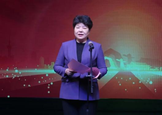 解芳在致辞中代表县四大班子,向全县广大妇女同志和妇女工作者致以