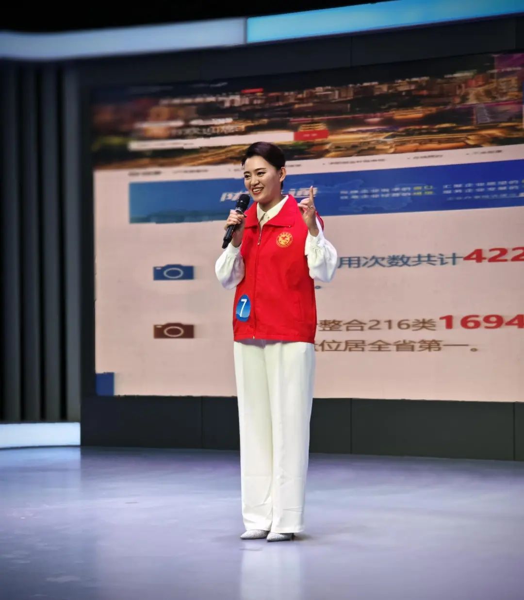 兰州市政务服务管理局审批改革科干部陈娜在陈娜看来,政务服务工作千