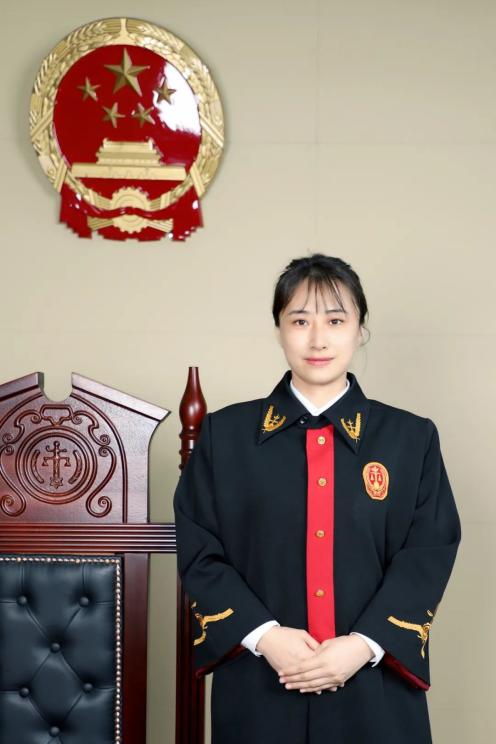 讷河市人民法院女法官风采一袭法袍书正义巾帼法官绽芳华