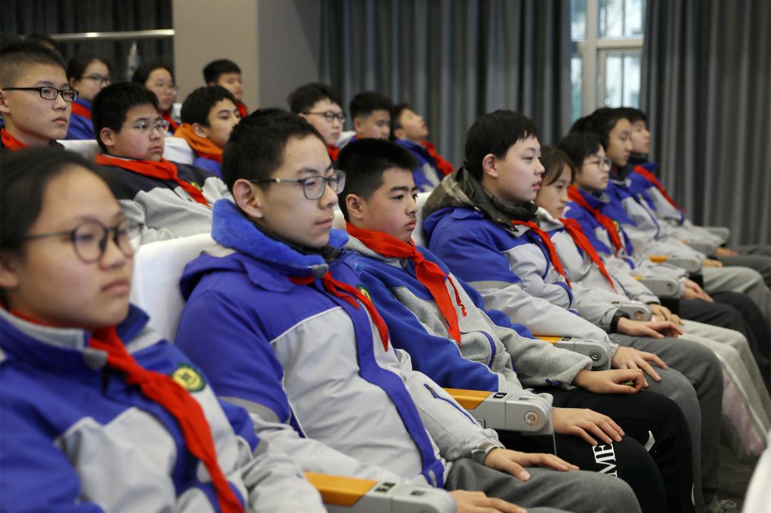 无锡中院党组成员副院长徐振华走进江南中学讲授法治第一课