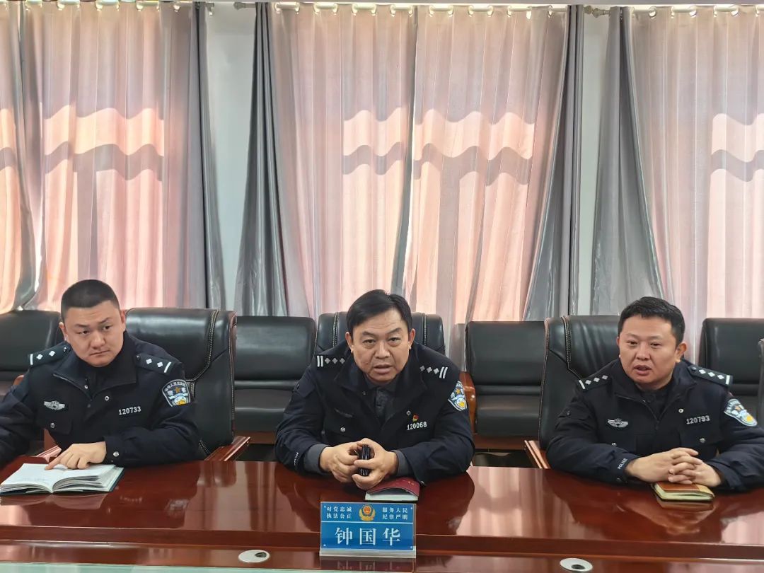 阿拉善盟公安局反恐怖特巡警支队深入孪井滩示范区督导