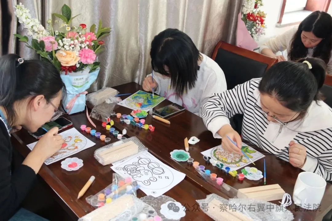 奋进新征程巾帼绽芳华察右中旗人民法院举办魅力巾帼手绘玻璃画主题