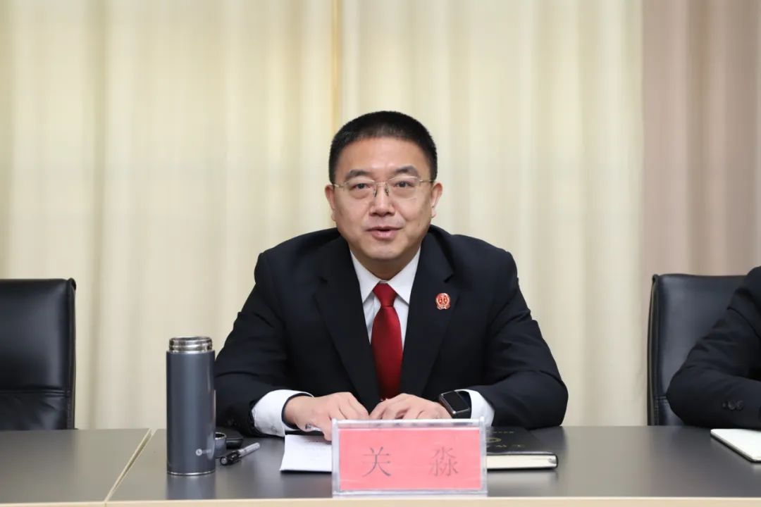 座谈会上,女干警代表黄萌萌,马聪,尚丹丹,晋慧鑫就工作经验做典型发言