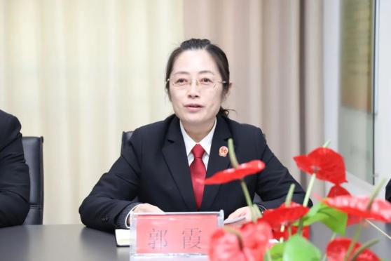 以"成长 奉献 传承"为主题的座谈会,党组副书记,副院长郭霞主持座谈