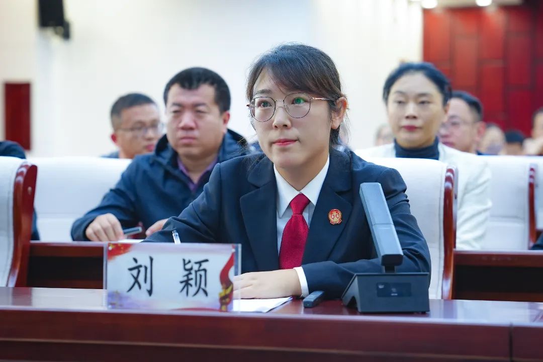 致敬了不起的她女法官国际日映日荷花别样红刘颖