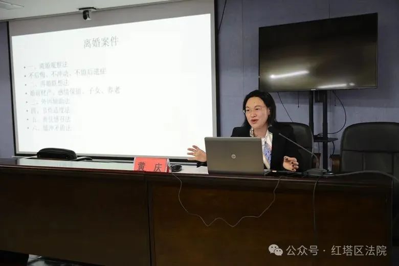 黄庆恪尽职守,爱岗敬业;熟悉法律政策,具备较强的业务素质和良好的