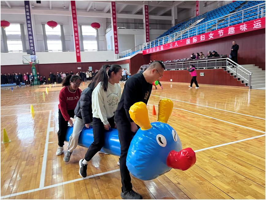 在平川区靖煤文体中心,女干警们积极参加"趣味毛毛虫""协力竞走""无敌