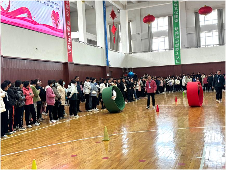 在平川区靖煤文体中心,女干警们积极参加"趣味毛毛虫""协力竞走""无敌