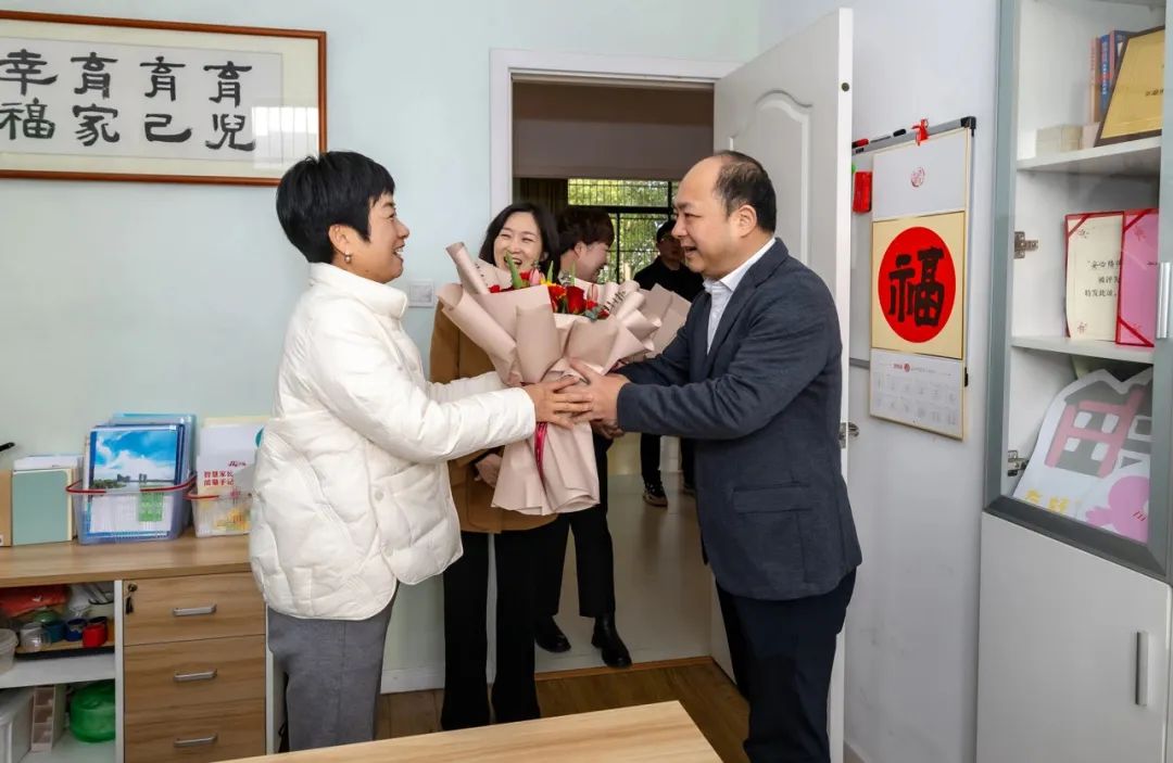 市委书记仲旭东在调研妇女儿童工作时强调:用心用情用力开创妇儿事业