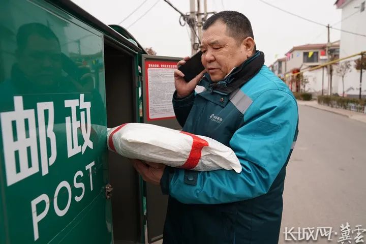 "在村民冯芒种家门口,郭红岗一边麻利地找出快递,一边说.