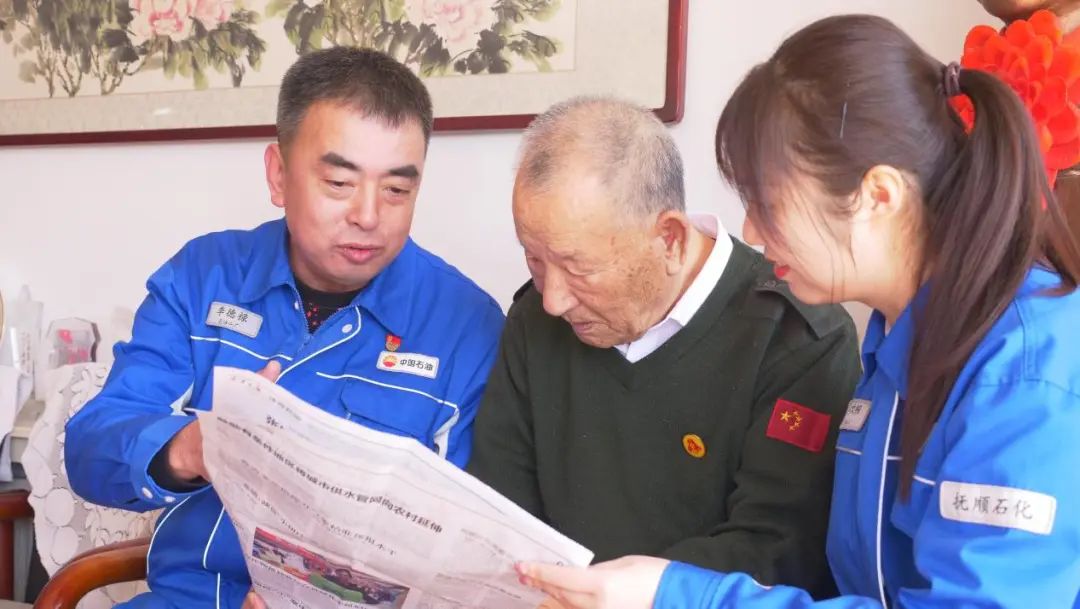 开展助洁服务,帮助老人读报5年前,年仅10岁的赵国运经历了家庭的变故