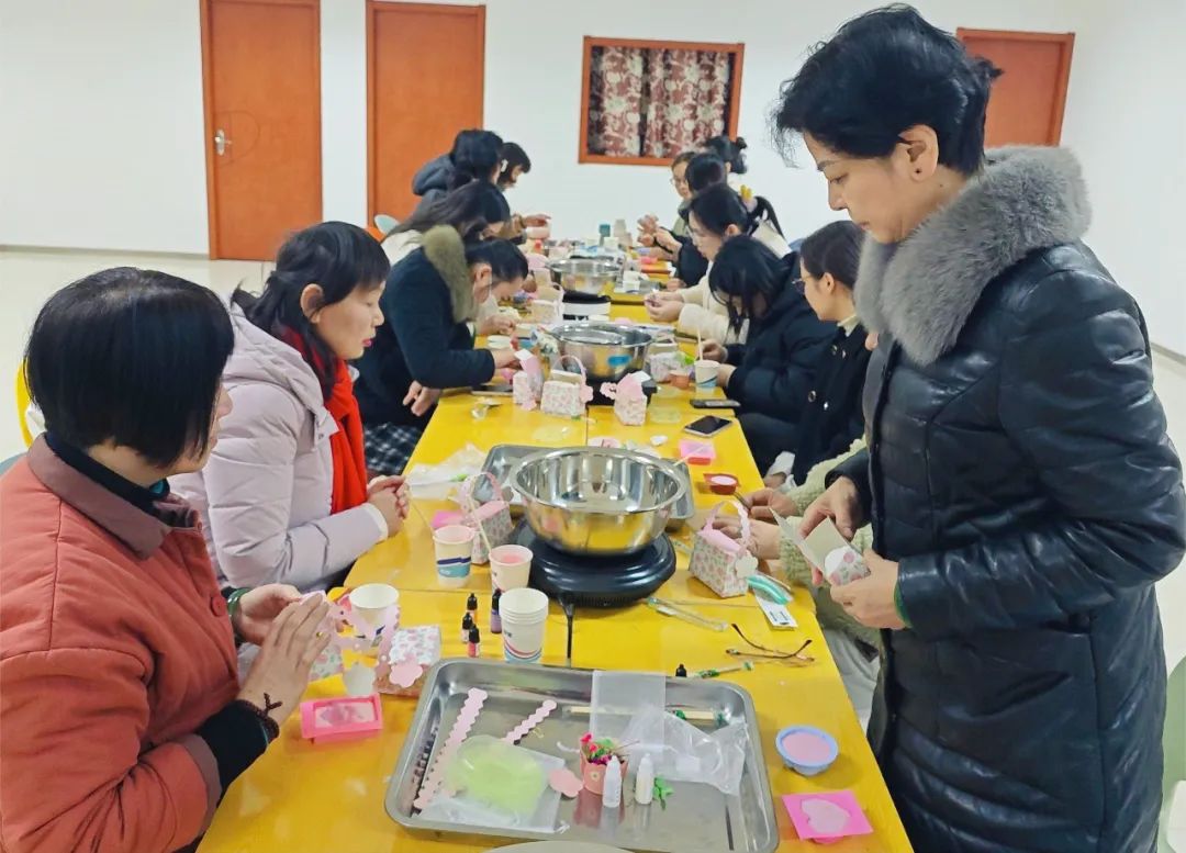 邂逅美好皂就幸福市妇女儿童活动中心举办三八妇女节手工皂diy活动