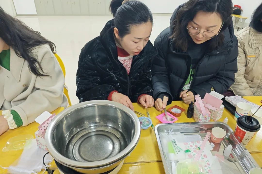 邂逅美好皂就幸福市妇女儿童活动中心举办三八妇女节手工皂diy活动