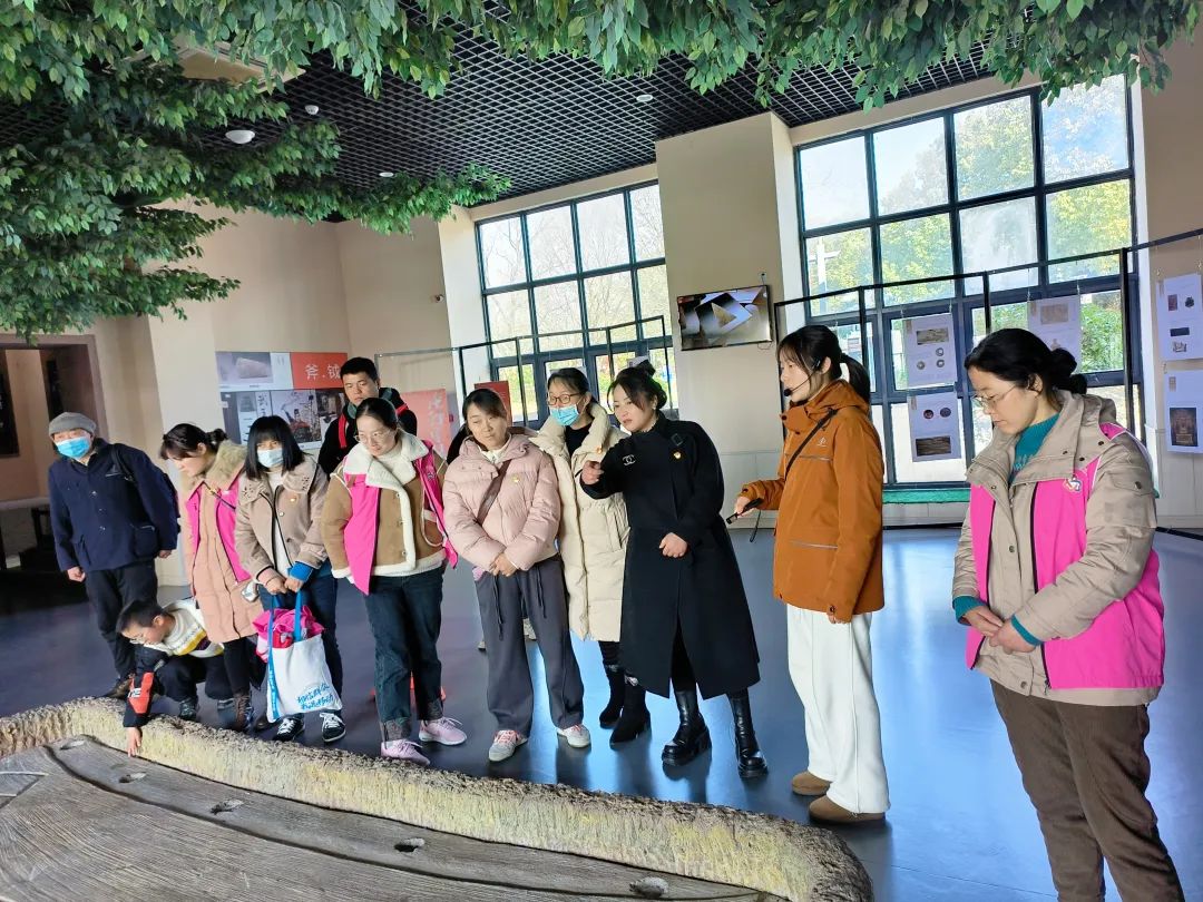 环峰镇巾帼春日行展现新风采