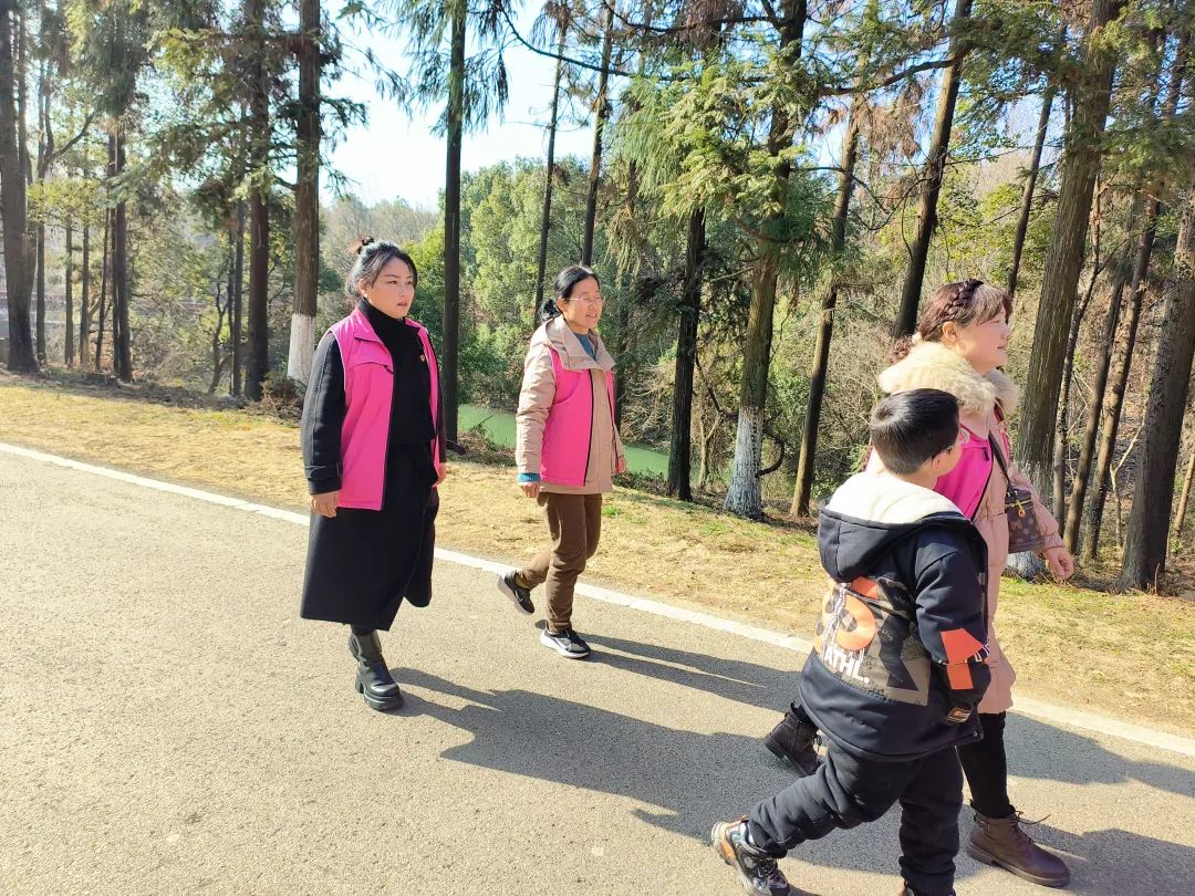 环峰镇巾帼春日行展现新风采