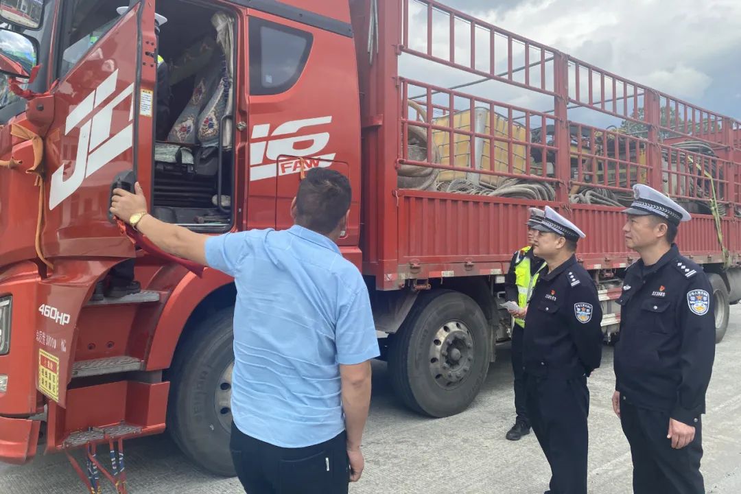 其中酒醉驾294 起,违法占用应急车道706 起,摩托车,电动自行车重点
