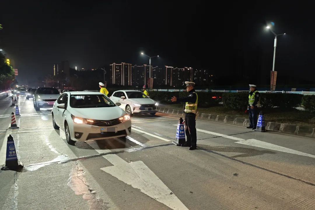 其中酒醉驾294 起,违法占用应急车道706 起,摩托车,电动自行车重点