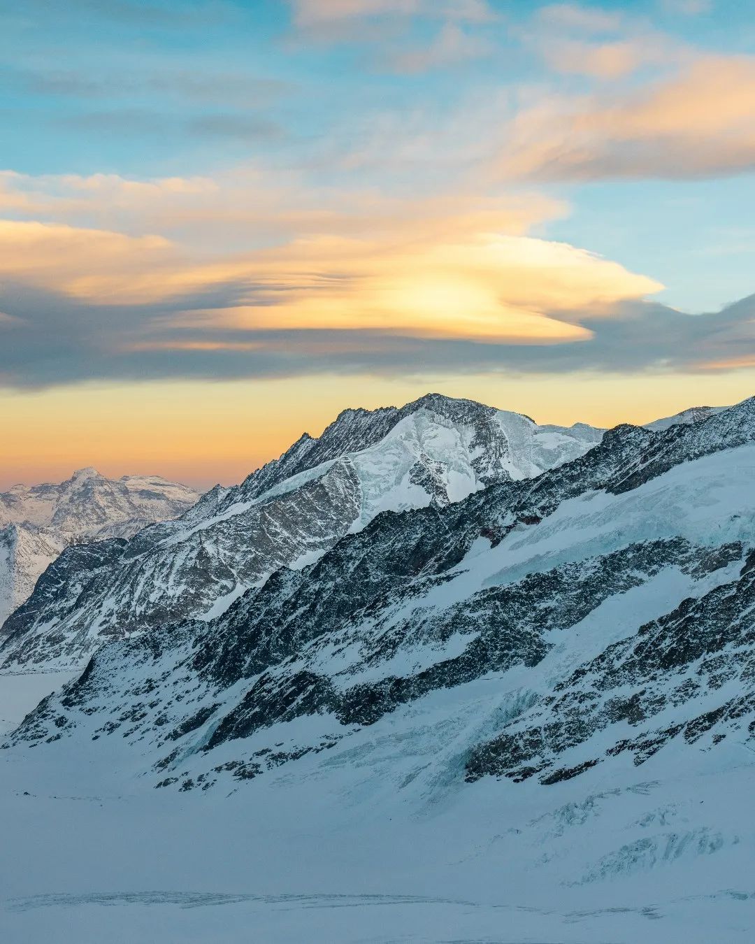 另一侧是阿莱奇冰川,一侧是瑞士中部地区向孚日山脉的景色,全景震撼到