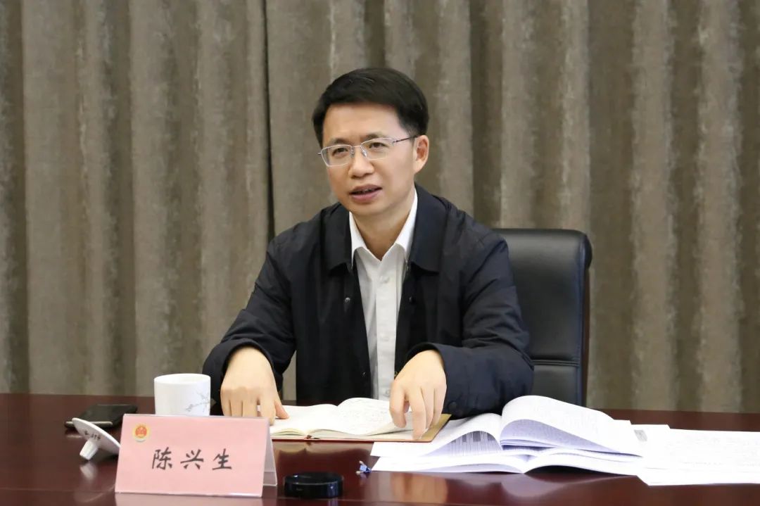 座谈会上,吴小强检察长汇报了经开区检察院2023年检察工作情况,分析了
