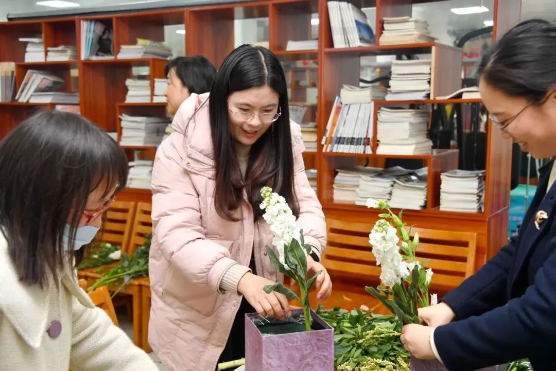 "三八红旗手"获得者卢晓梅全国"三八红旗手"获得者胡永红在"巾帼榜样