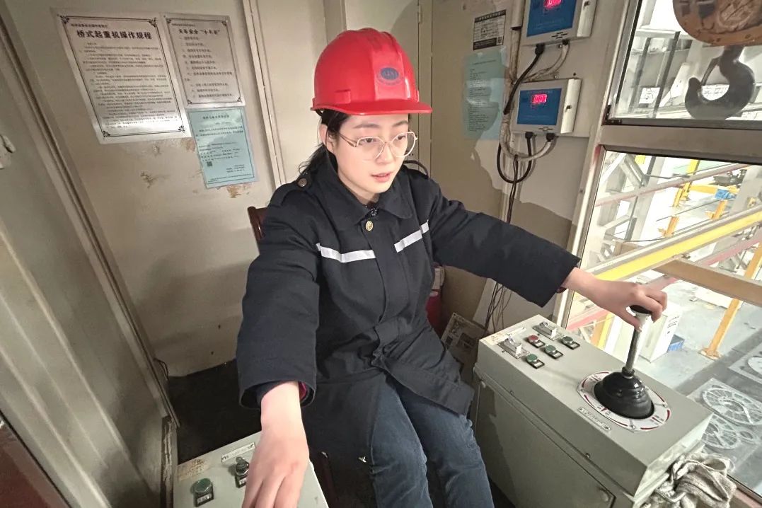 驾驶室仅有2平方米左右进行分解和组装后的吊装作业对机车大型配件在