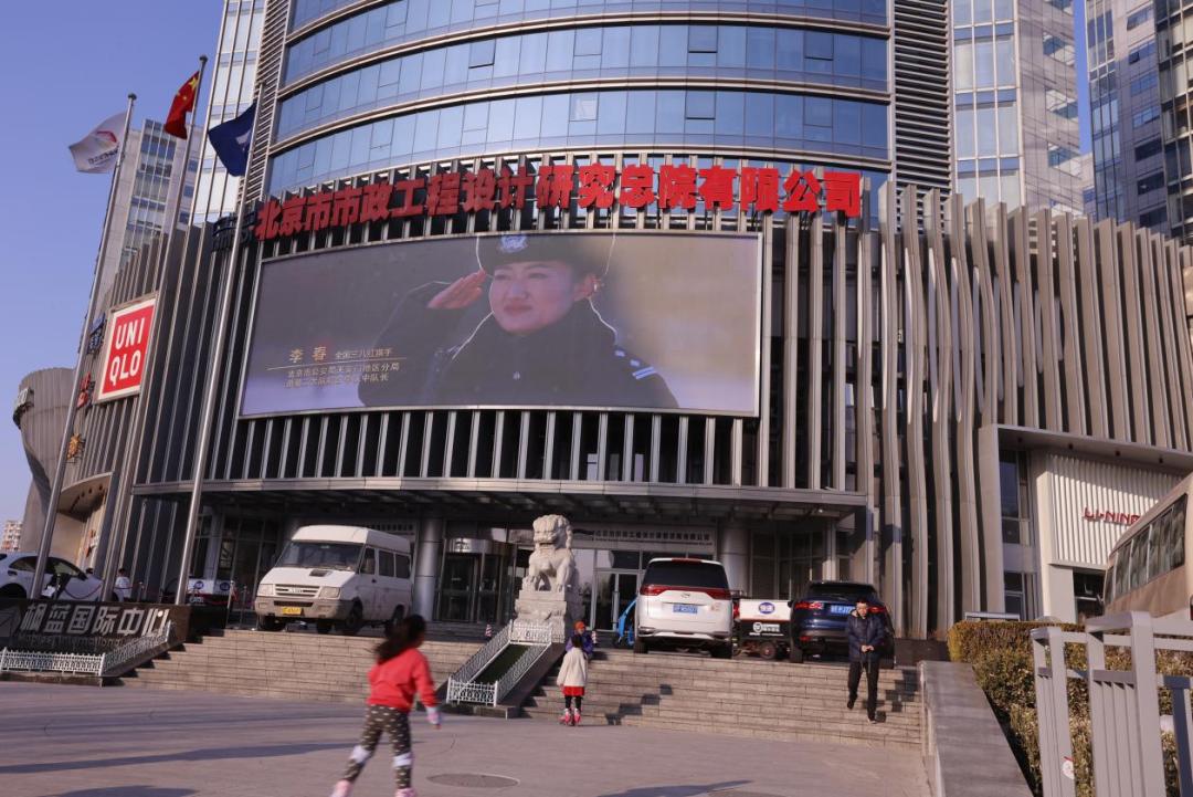 户外大屏《她们 做最美的自己》公益宣传片在富力广场,世贸天阶