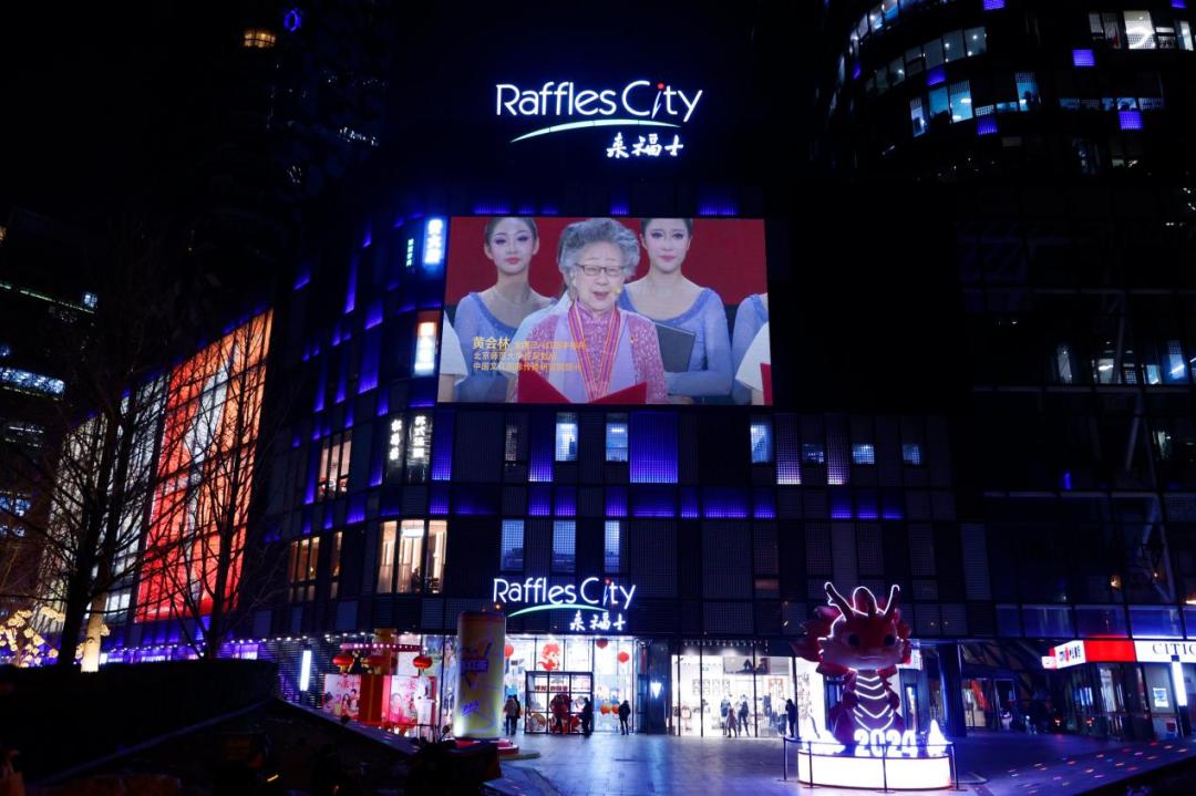 户外大屏《她们 做最美的自己》公益宣传片在富力广场,世贸天阶