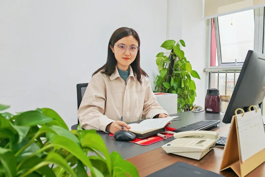 生活中,她优雅大方,热情洋溢,爱好绘画和主持,富足的灵魂搭配充沛的