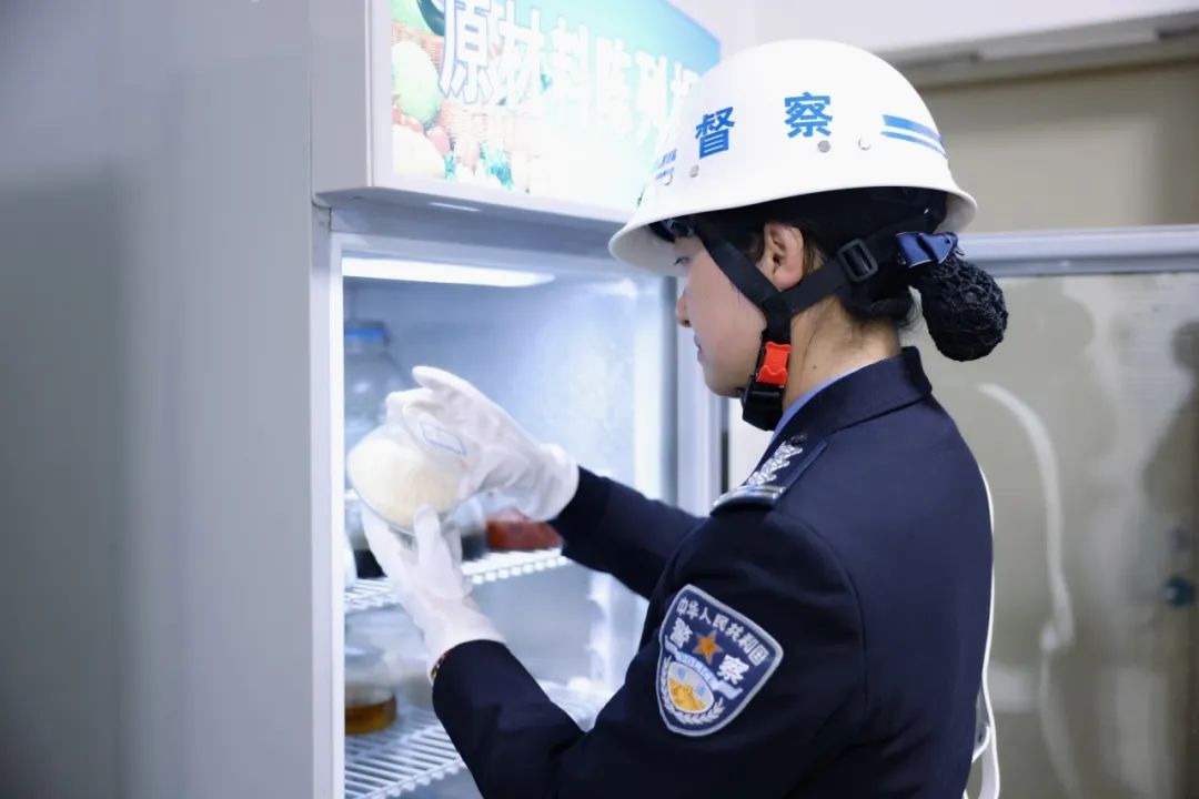 科室做过内勤民警,直到2017年她调入警务督察科,成为了一名"警中警"