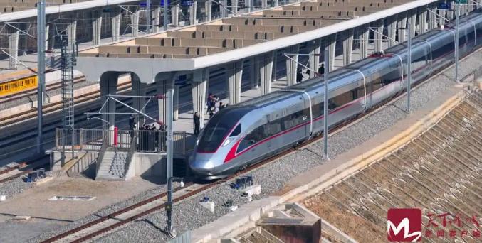 高铁缩短了时空距离,让回家更便捷;而对于城市来说,未来发展提供了更