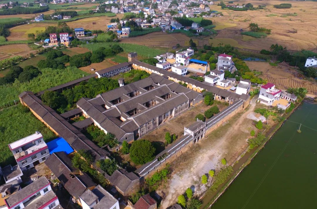 黄肇熙庄园位于武宣县二塘镇樟村,距县城13公里.