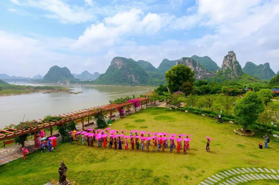 码头村是四星级乡村旅游区,游客可以在此欣赏黔江美景,感受自然风光