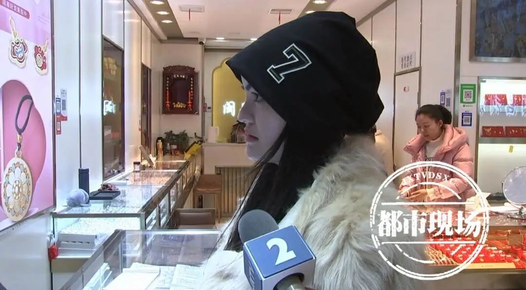金价上涨 黄金回收火了某珠宝店老板 林先生:除非结婚之类的,买三金