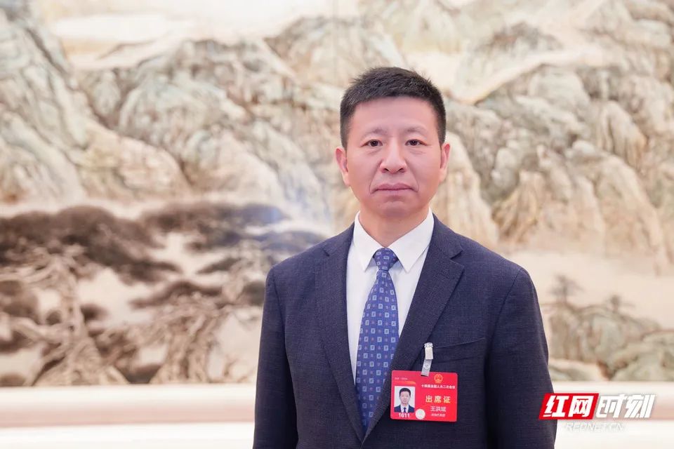 全国人大代表,张家界市市长王洪斌"近年来通过我们的努力,张家界发展