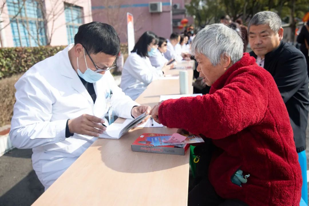 300多位专家医生,50多次义诊……这场心连心行动一直在_澎湃号·政务