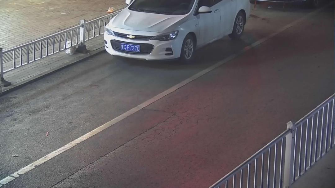 违法时间:3月3日违法车辆:蒙cf7270违法地点:西卓子山街违法时间:3月3