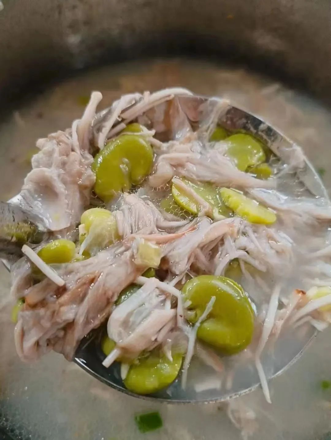 蚕豆腊肉煮着白花,炖煮间花香四溢,吃起来就连腊肉里面都浸透了淡淡的