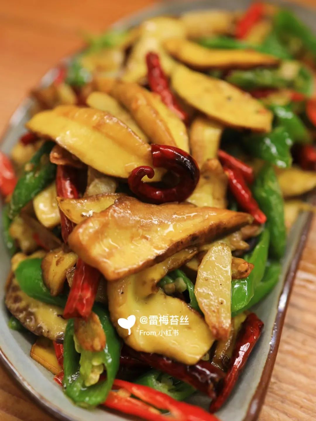 小红书 @mandy炒干巴菌,一定要用青椒,这样菌味会更浓;青头菌则适合用