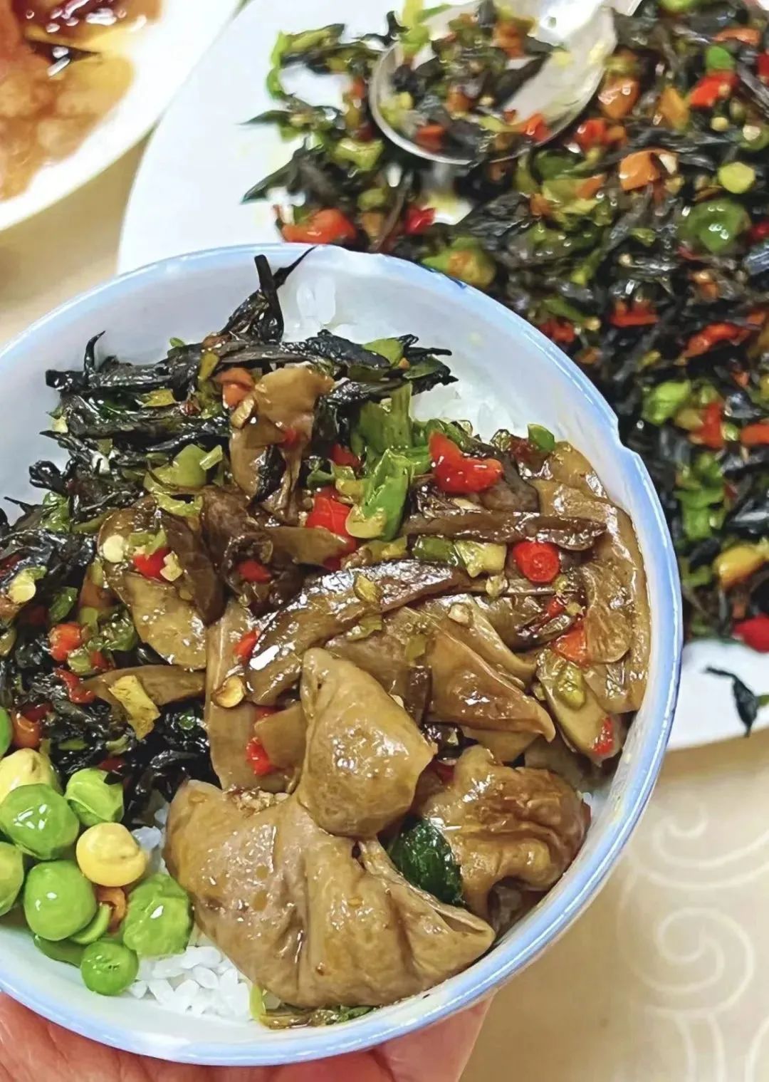 小红书 @mandy炒干巴菌,一定要用青椒,这样菌味会更浓;青头菌则适合用