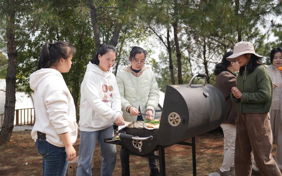 中午,摇身一变美厨娘,开始进行烧烤pk活动,大家纷纷撸起袖子,拿起烤串