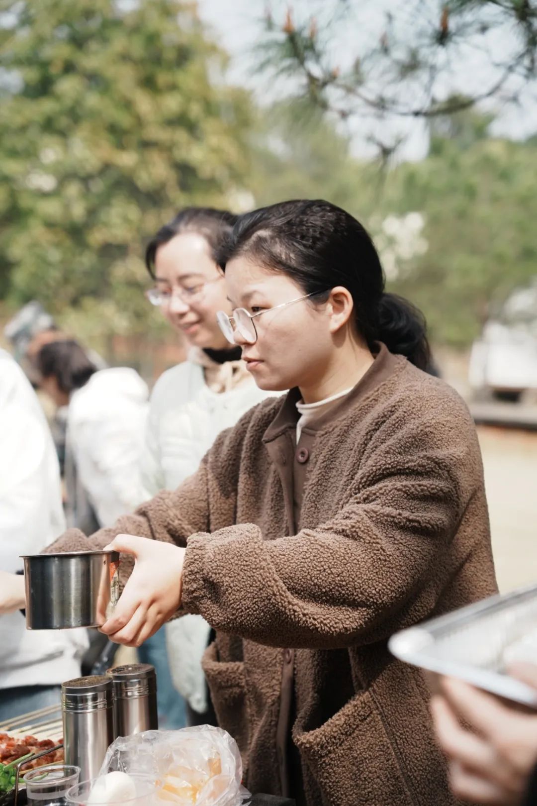 中午,摇身一变美厨娘,开始进行烧烤pk活动,大家纷纷撸起袖子,拿起烤串