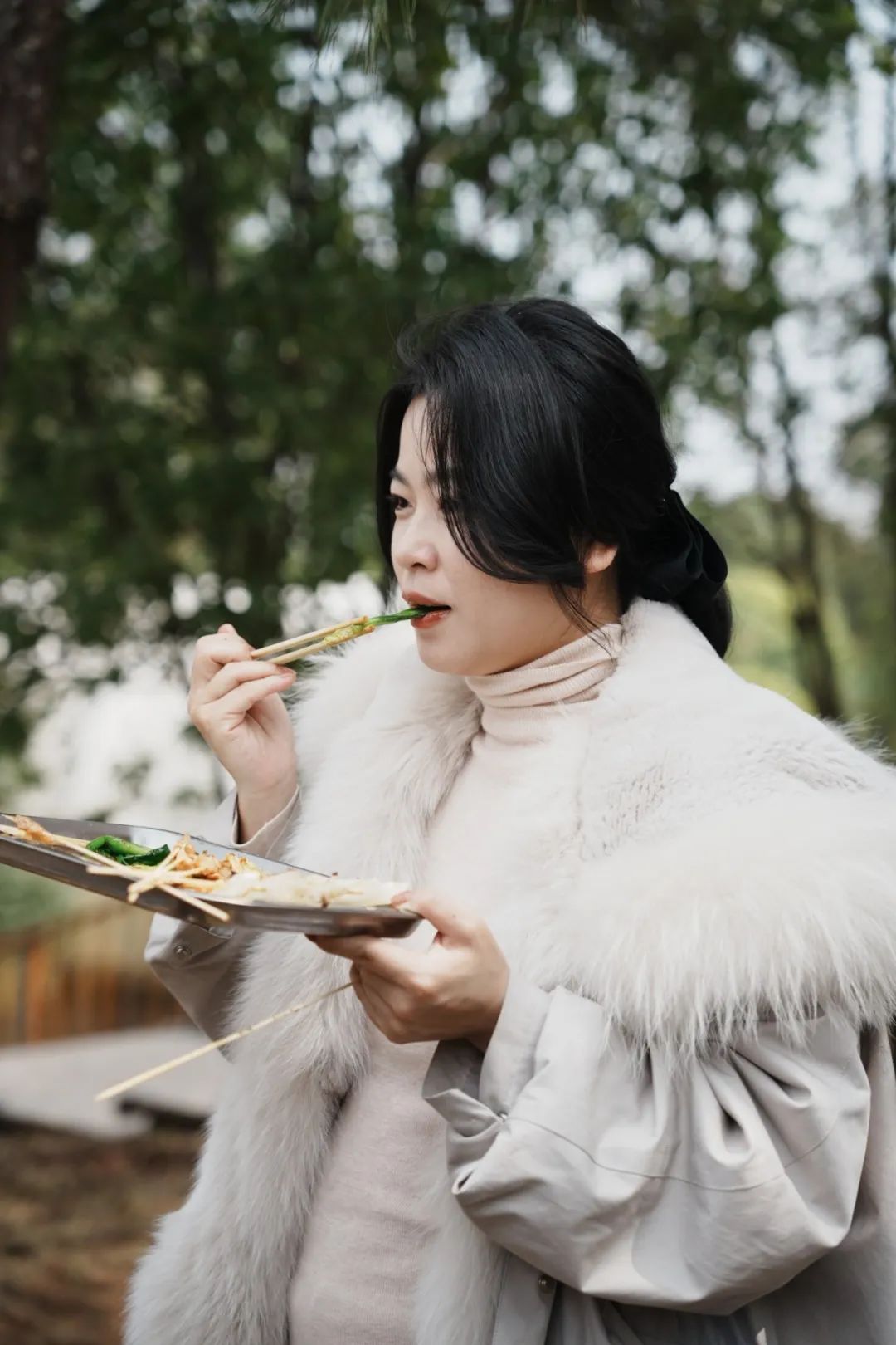 中午,摇身一变美厨娘,开始进行烧烤pk活动,大家纷纷撸起袖子,拿起烤串