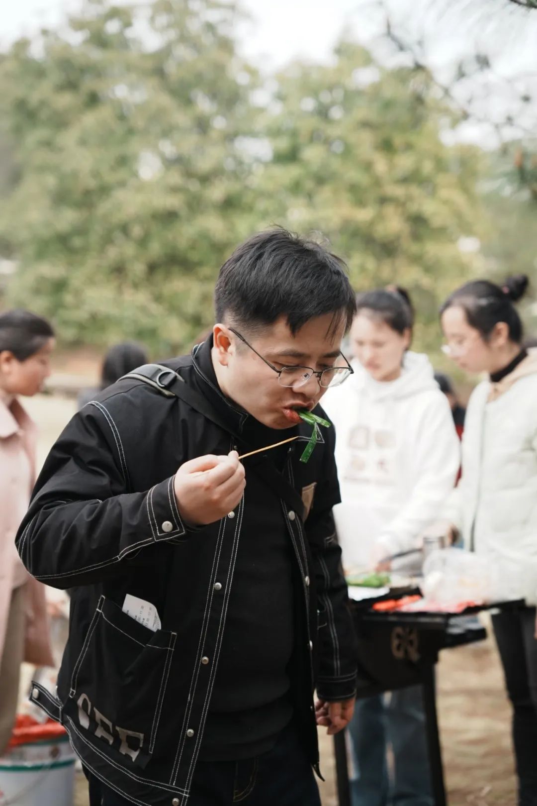 中午,摇身一变美厨娘,开始进行烧烤pk活动,大家纷纷撸起袖子,拿起烤串