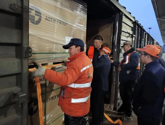 超规格光电极板"坐"火车出发_澎湃号·政务_澎湃新闻-the paper