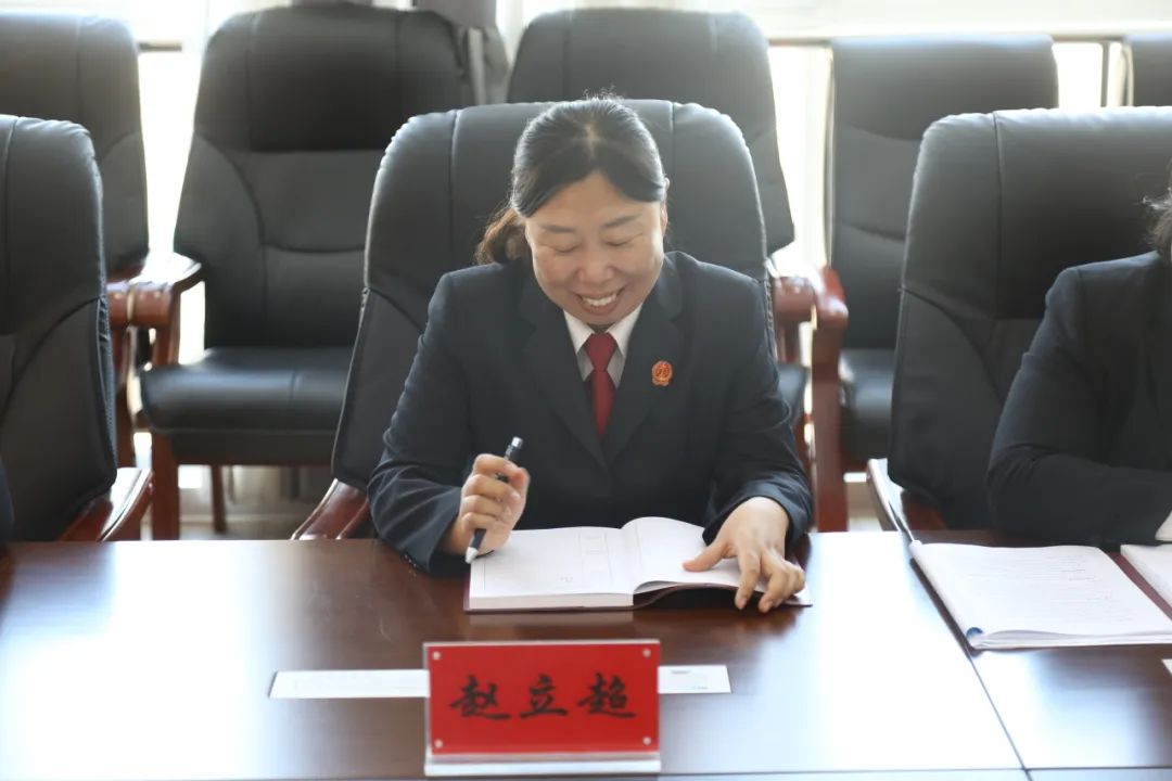 女法官国际日法槌起落间铿锵玫瑰多彩绽放