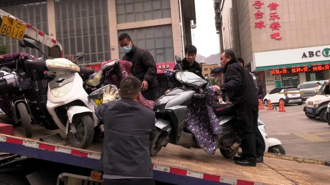宜阳县:"交警 城管",联合整治城区交通秩序_澎湃号·政务_澎湃新闻