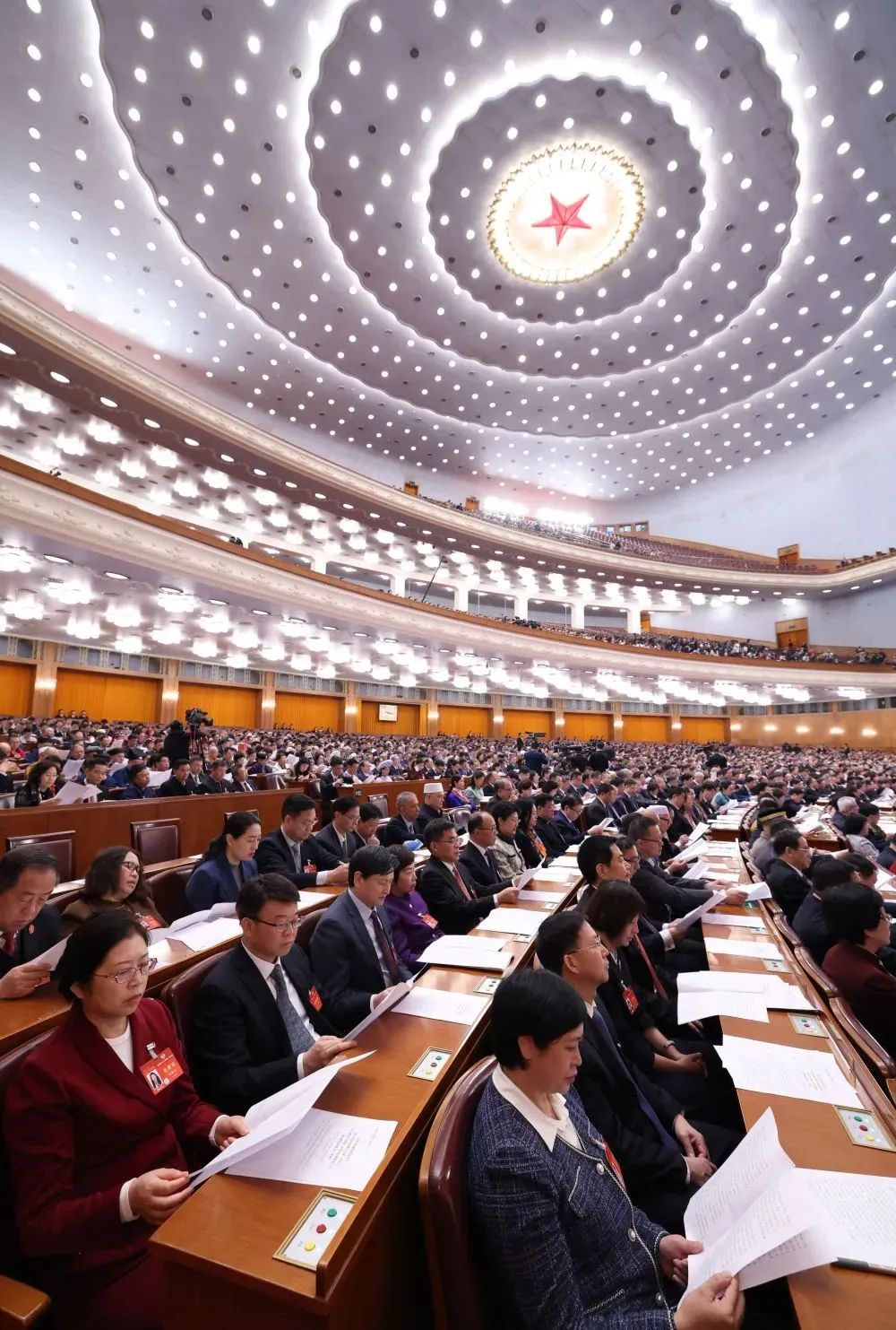 全国政协十四届二次会议闭幕