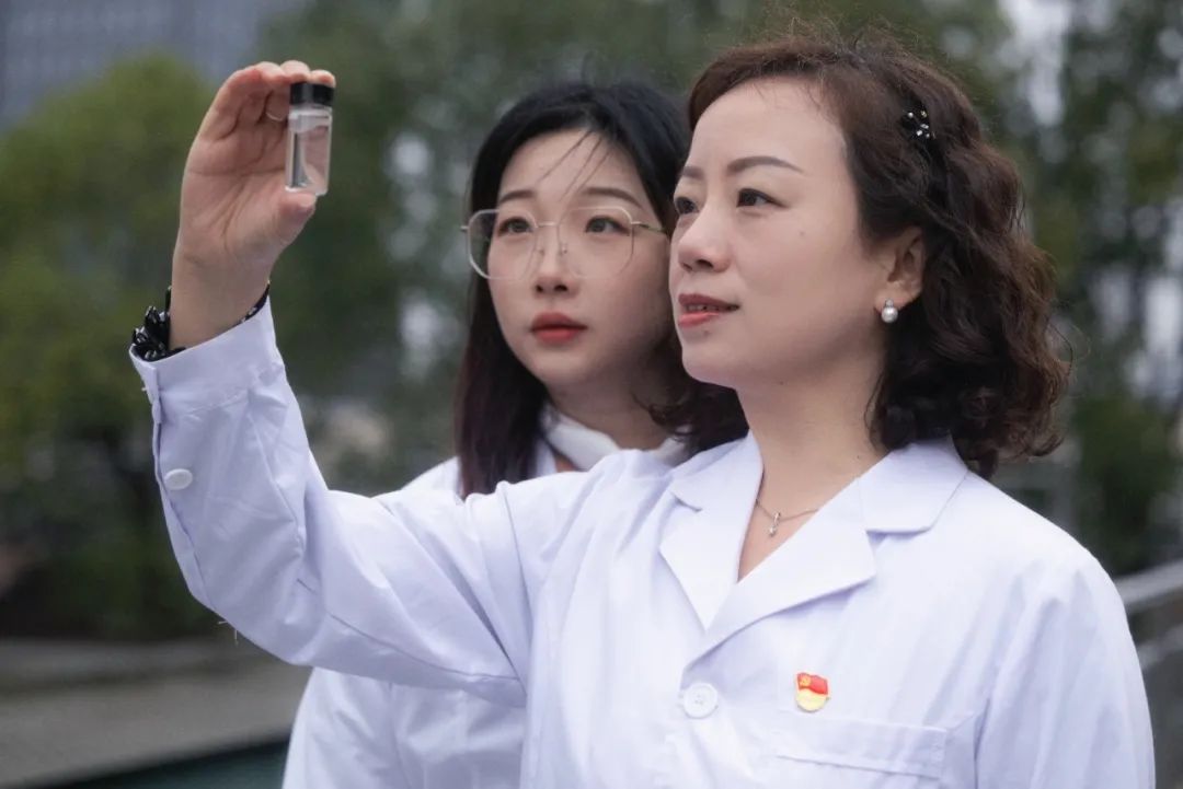 全国人大代表王琼:做好长江水质安全监测,守护江豚"回家"路_澎湃号