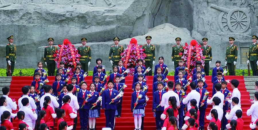 广东护旗兵国旗护卫队和中山三路小学少先队员向革命先烈致敬 陈天旭